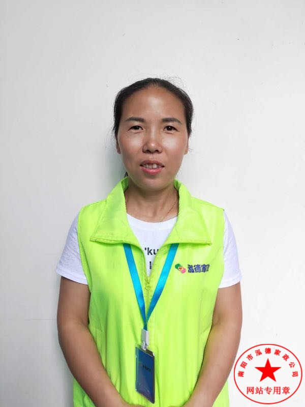 寶寶用吸管杯。新野月嫂培訓哪家好？