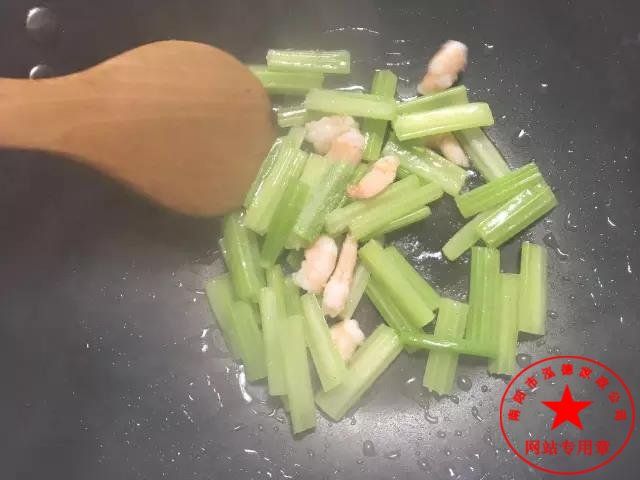 介紹幾個蝦做的催乳菜。坐月子應該怎么吃?社旗月嫂培訓哪家好?