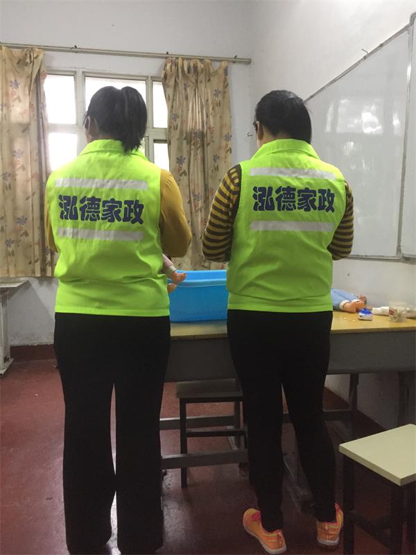 月嫂學習嬰兒洗澡