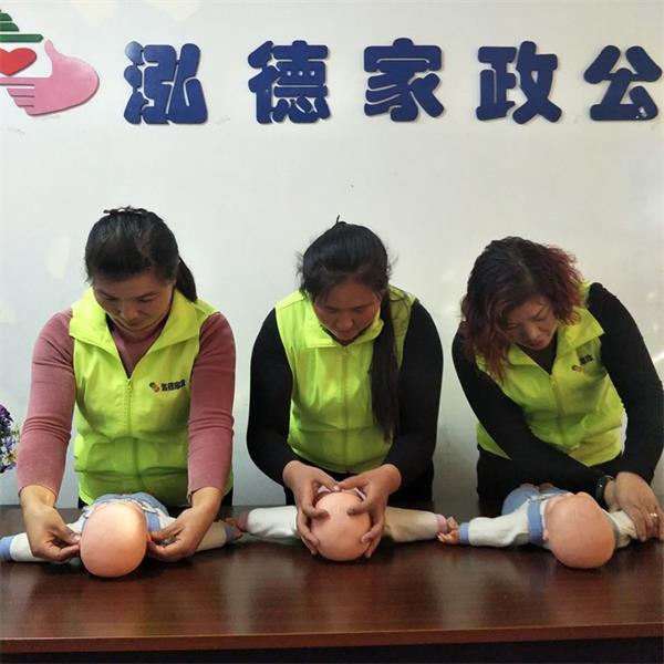 月嫂學習嬰兒撫觸操