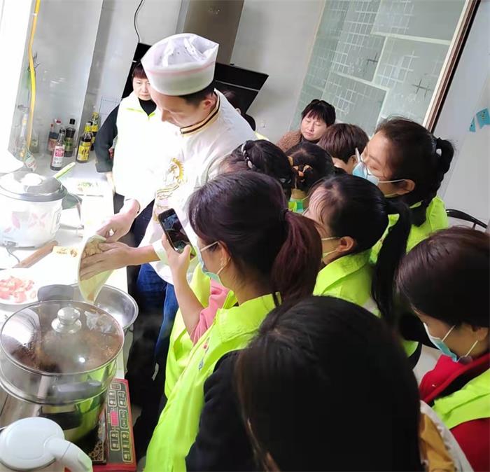 月嫂學習廚藝現場